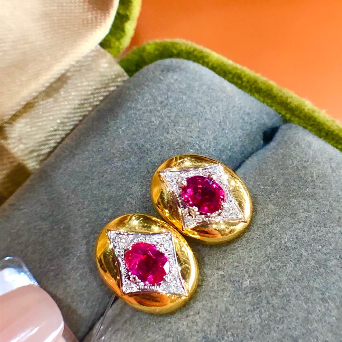 14k Gold 0.91 Ct Natural Ruby & Diamond Earrings: Ref:231001259 // gold content:14k gold // main gemstone:ruby // shape:oval // carat weight:0. 91ct // color:red // treatment:natural // // adjacent gemstone 2 : diamond // shape:round // clarity
