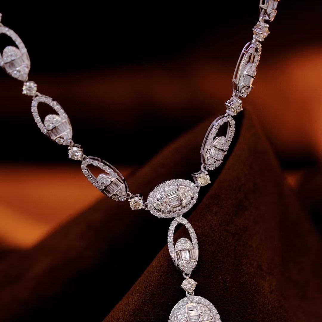 14k Gold 3.38 Ct Natural H Diamond Necklace: Ref:231002006 // gold content:14k gold // main gemstone:diamond // shape:multiply // carat weight:3. 38ct // clarity grade:vs-si // color:h // treatment:natural // Condition: New Low Estimate: