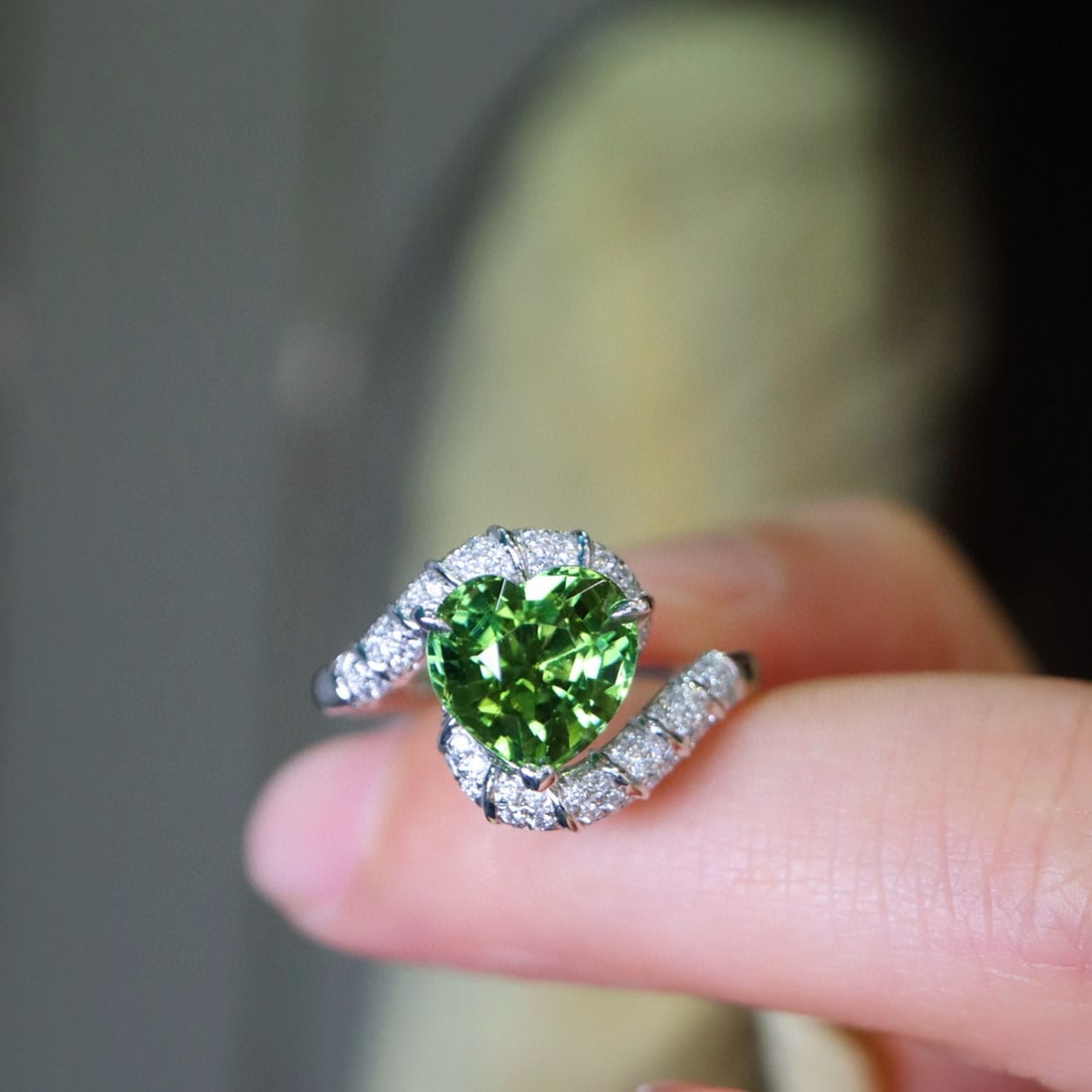 14k Gold 2.87 Ctw Natural Tourmaline & Diamond Ring: Ref:231002016 // gold content:14k gold // ring size:7. 25us // // main gemstone:tourmaline // shape:heart // carat weight:2. 53ct // color:green // treatment:natural // // adjacent gemstone 2 :