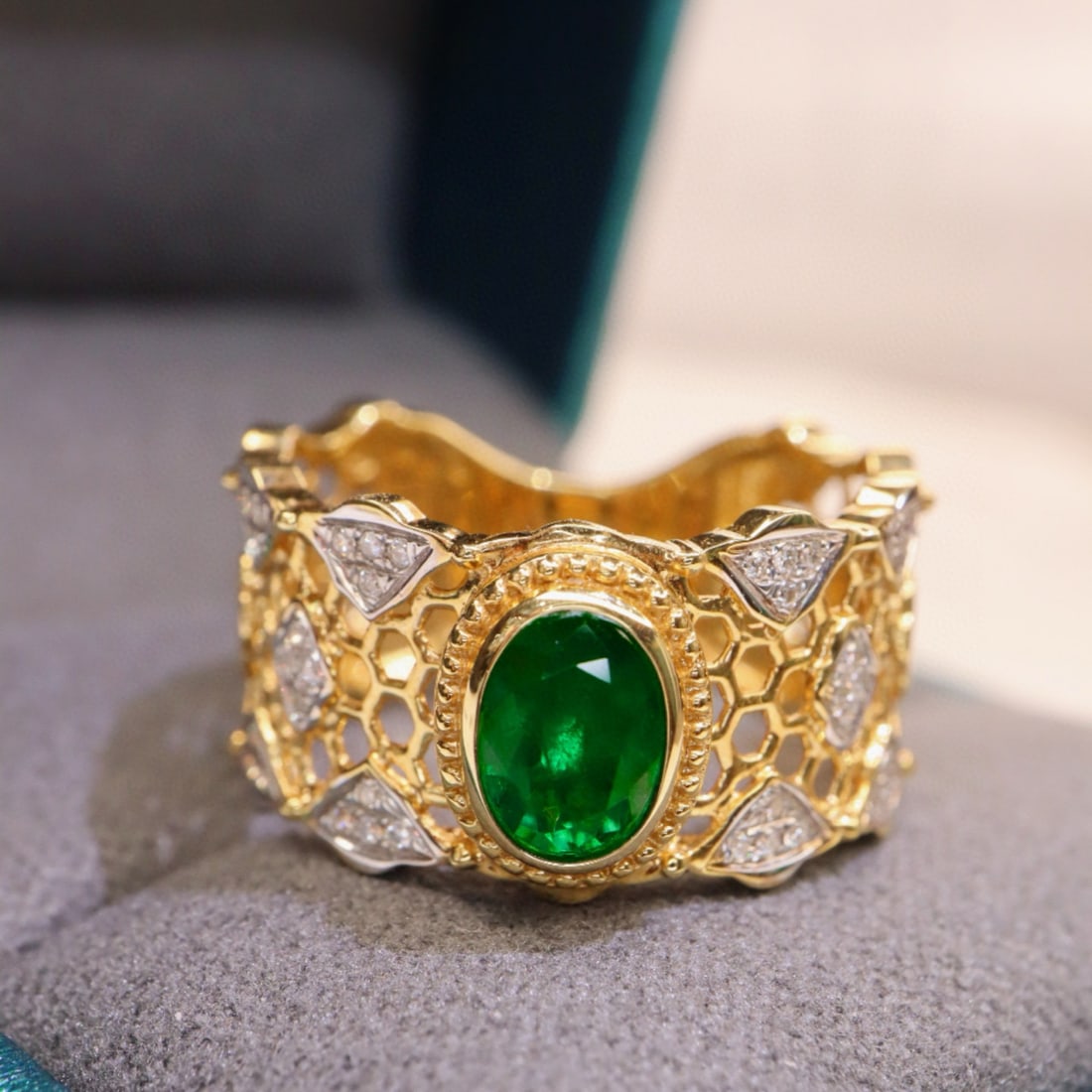 14k Gold 0.80 Ctw Natural Emerald & Diamond Ring: Ref:231002027 // gold content:14k gold // ring size:7. 25us // // main gemstone:emerald // shape:oval // carat weight:0. 68ct // color:muzo green // treatment:natural // // adjacent gemstone 2 : diamo