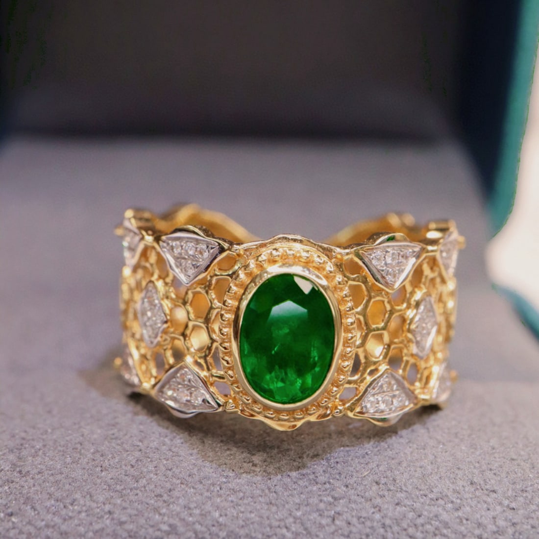 14k Gold 0.80 Ctw Natural Emerald & Diamond Ring - 2