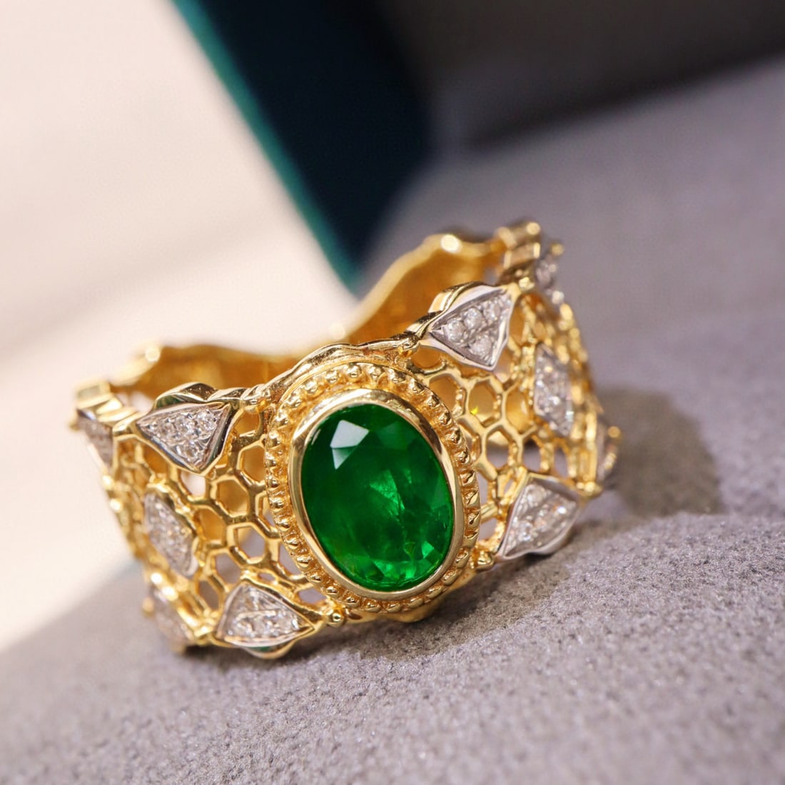 14k Gold 0.80 Ctw Natural Emerald & Diamond Ring - 3