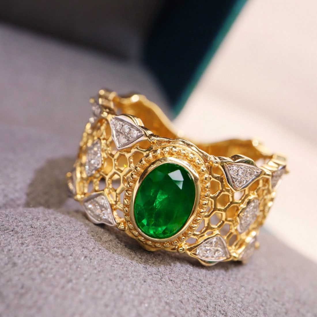 14k Gold 0.80 Ctw Natural Emerald & Diamond Ring - 5