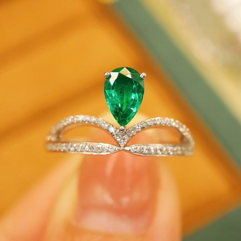 14k Gold 0.80 Ctw Vivid Green Natural Emerald & Diamond Ring: Ref:231002029 // gold content:14k gold // ring size:7. 25us // // main gemstone:emerald // shape:pear // carat weight:0. 63ct // color:vivid green // treatment:natural // // adjacent gemstone 2 :