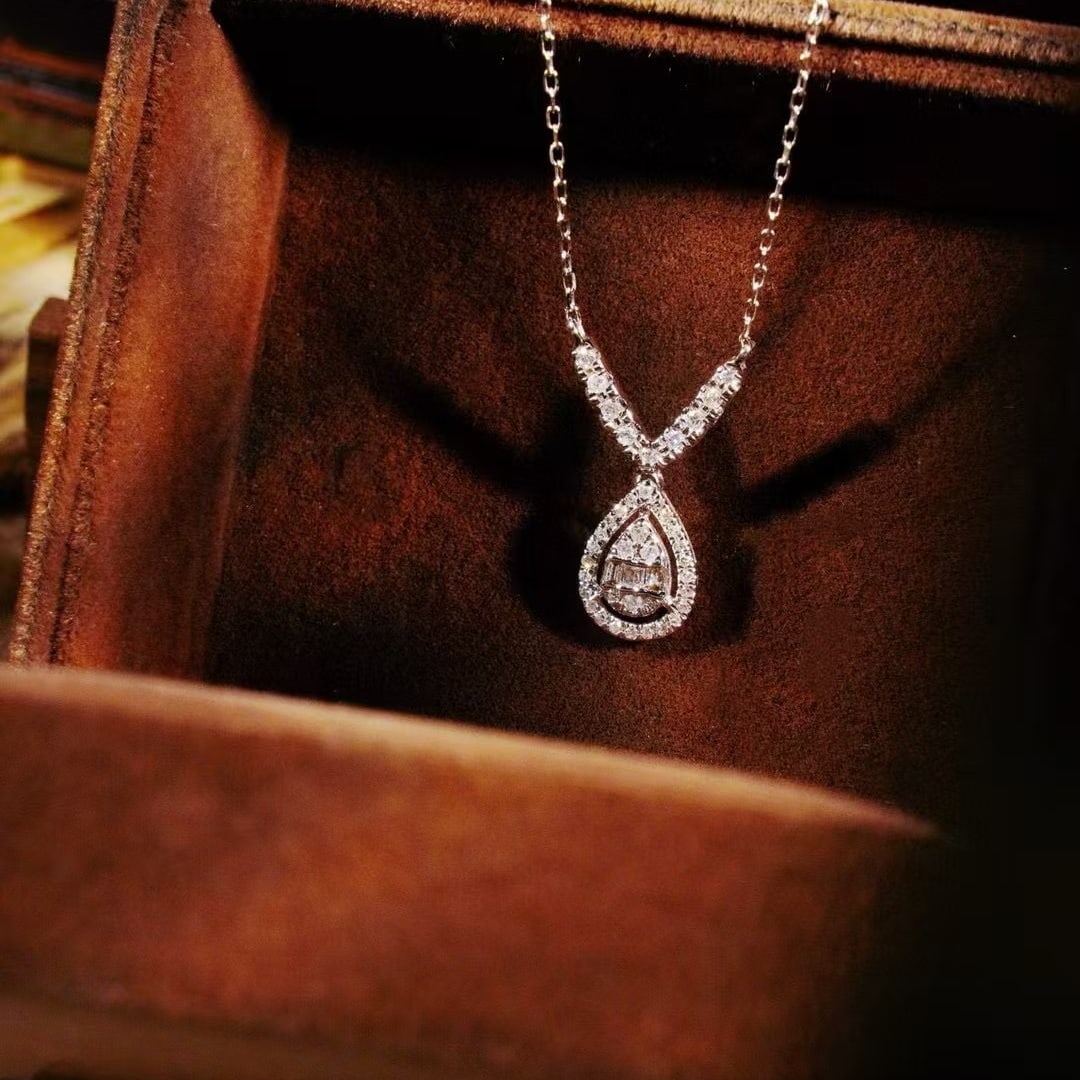 14k Gold 0.42 Ct Natural H Diamond Necklace: Ref:231002042 // gold content:14k gold // main gemstone:diamond // shape:multiply // carat weight:0. 42ct // clarity grade:vs-si // color:h // treatment:natural // Condition: New Low Estimate: