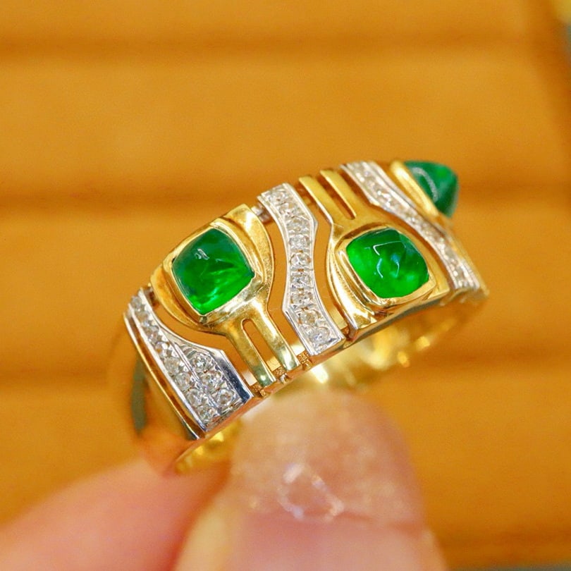14k Gold 0.97 Ctw Vivid Green Natural Emerald & Diamond Ring: Ref:231002045 // gold content:14k gold // ring size:7. 25us // // main gemstone:emerald // shape:suger-loaf // carat weight:0. 85ct // color:vivid green // treatment:natural // // adjacent gemstone 2
