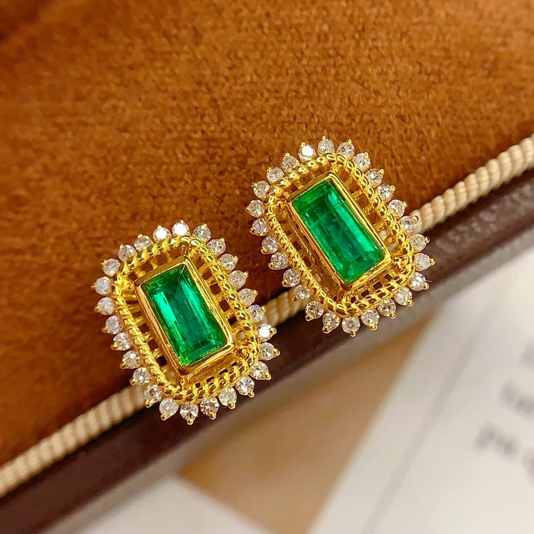 14k Gold 1.2 Ct Vivid Green Natural Emerald & Diamond Earrings: Ref:231002047 // gold content:14k gold // main gemstone:emerald // shape:rectangle // carat weight:1. 2ct // color:vivid green // treatment:natural // // adjacent gemstone 2 : diamond // number of sto