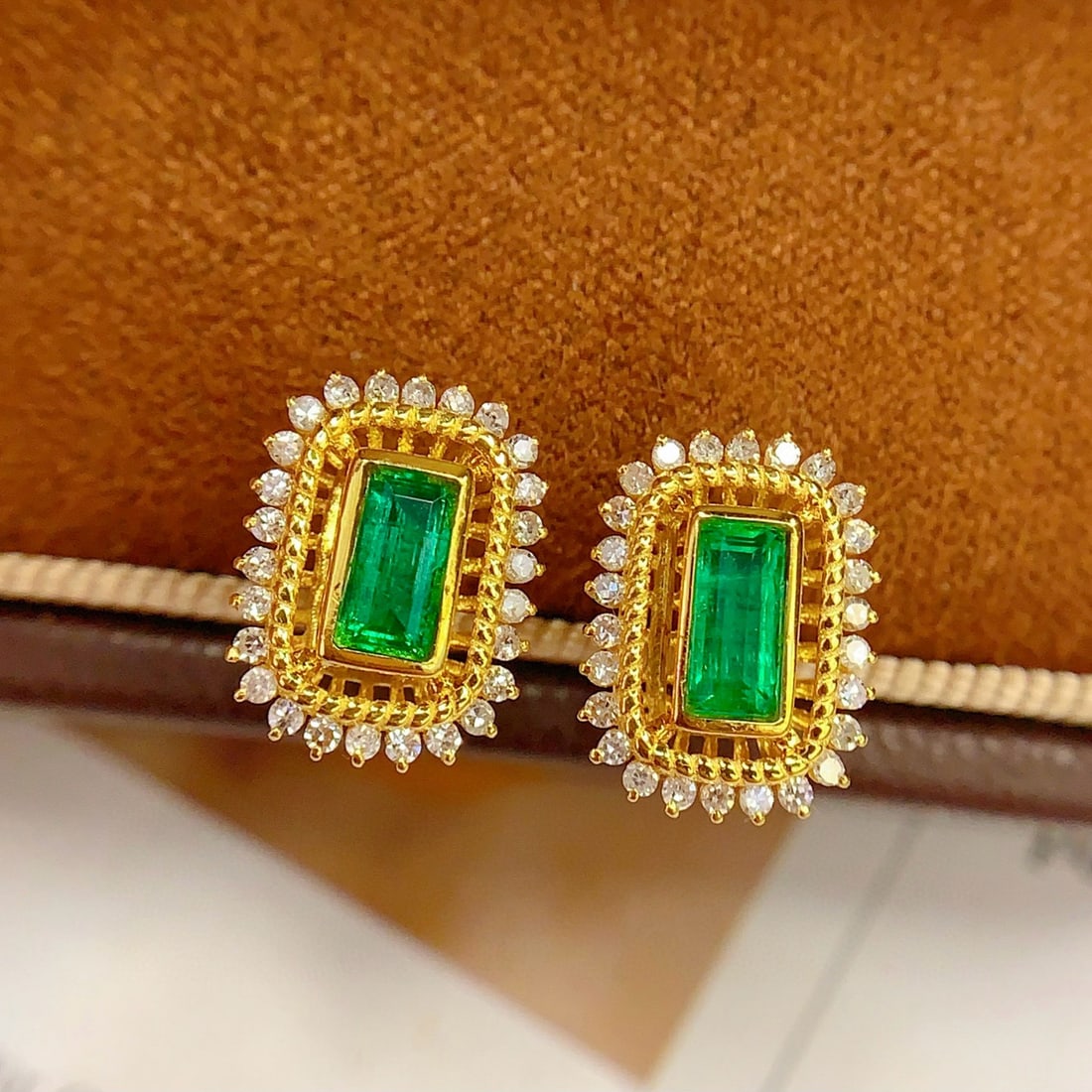 14k Gold 1.2 Ct Vivid Green Natural Emerald & Diamond Earrings - 4