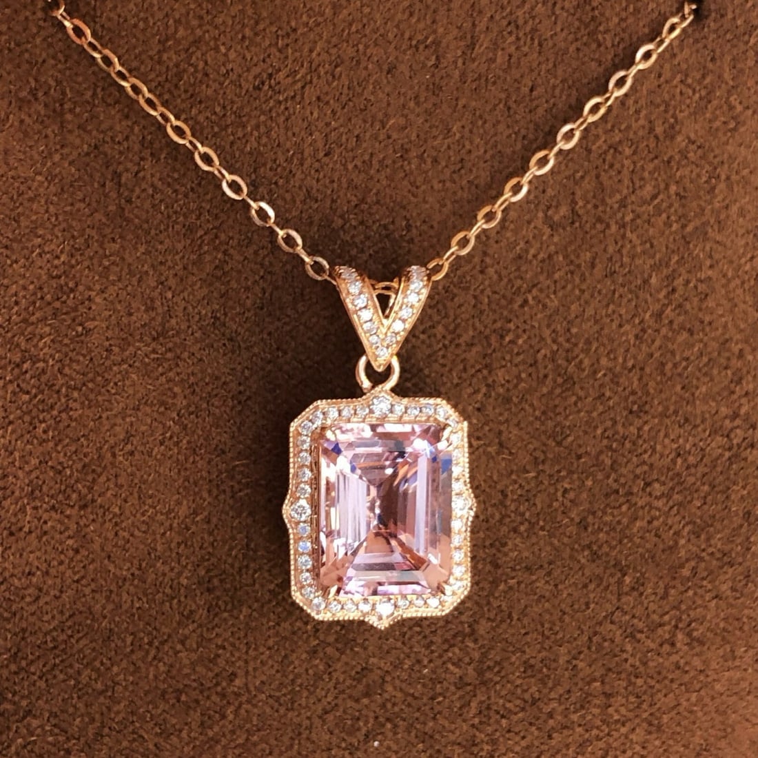 14k Gold 3.20 Ctw Natural Morganite & Diamond Pendant( Without Chain ): Ref:231002050 // gold content:14k gold // main gemstone:morganite // shape:octagonal // carat weight:3. 01ct // color:pink // treatment:natural // // adjacent gemstone 2 : diamond // shape:round //