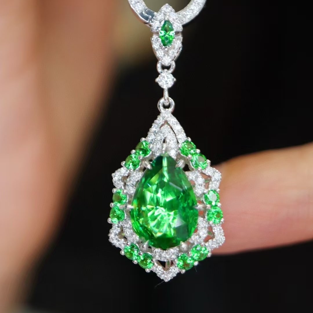 14k Gold 1.59 Ctw Natural Emerald & Diamond Pendant( Without Chain ): Ref:231002051 // gold content:14k gold // main gemstone:emerald // shape:pear // carat weight:1. 43ct // color:green // treatment:natural // // adjacent gemstone 2 : diamond // shape:round // carat