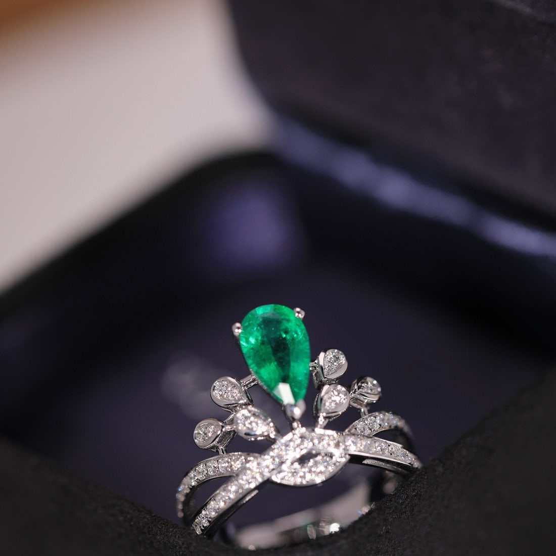 14k Gold 0.93 Ct Vivid Green Natural Emerald & Diamond Ring: Ref:231002064 // gold content:14k gold // ring size:7. 25us // // main gemstone:emerald // shape:pear // carat weight:0. 93ct // color:vivid green // treatment:natural // // adjacent gemstone 2 :