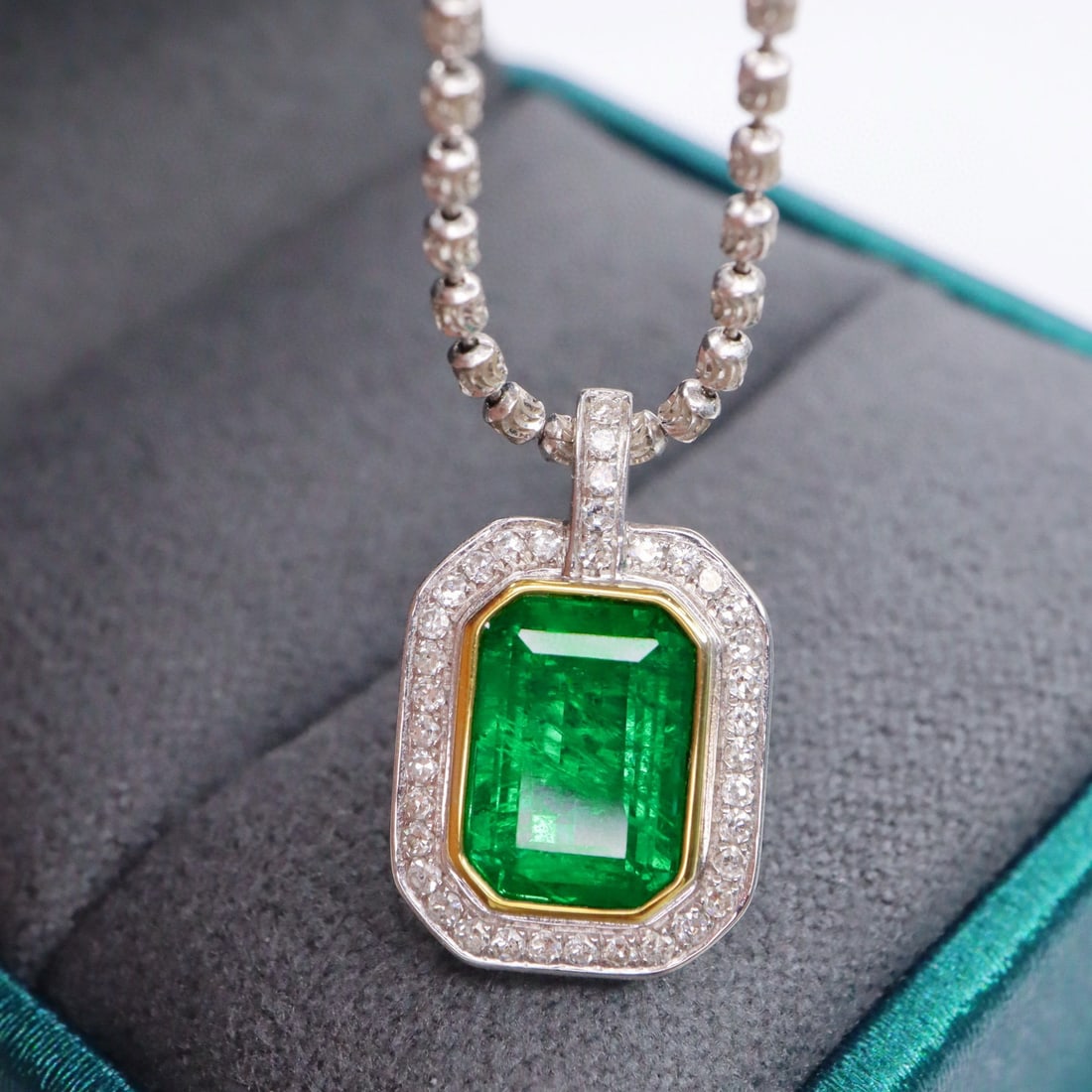 14k Gold 2.09 Ctw Vivid Green Natural Emerald & Diamond Pendant( Without Chain ): Ref:231002065 // gold content:14k gold // main gemstone:emerald // shape:octagonal // carat weight:1. 90ct // color:vivid green // treatment:natural // // adjacent gemstone 2 : diamond // shape:round 