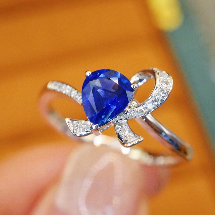 14k Gold 0.82 Ctw Natural Sapphire & Diamond Ring: Ref:231002071 // gold content:14k gold // ring size:7. 25us // // main gemstone:sapphire // shape:pear // carat weight:0. 76ct // color:blue // treatment:natural // // adjacent gemstone 2 : diamond