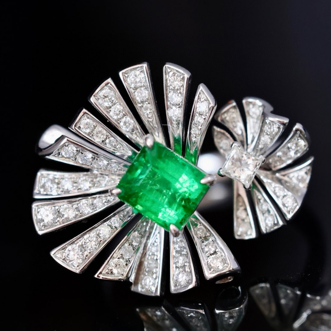 14k Gold 1.54 Ctw Vivid Green Natural Emerald & Diamond Ring: Ref:231002091 // gold content:14k gold // ring size:7. 25us // // main gemstone:emerald // shape:octagonal // carat weight:1. 15ct // color:vivid green // treatment:natural // // adjacent gemstone 2