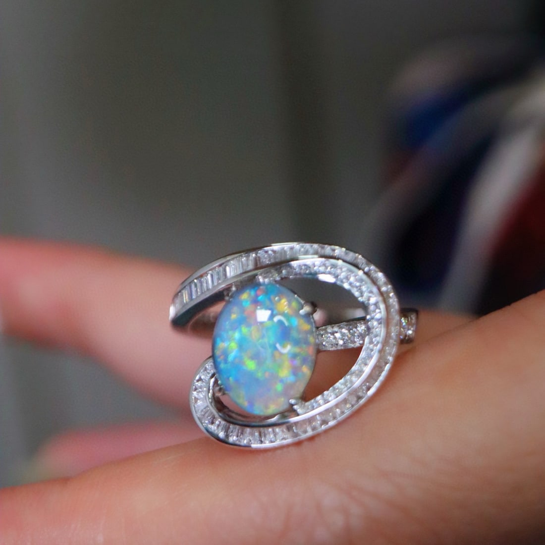 14k Gold 2.04 Ctw Natural Opal & Diamond Ring: Ref:231002105 // gold content:14k gold // ring size:7. 25us // // main gemstone:opal // shape:oval // carat weight:1. 45ct // color:color // treatment:natural // // adjacent gemstone 2 : diamond //