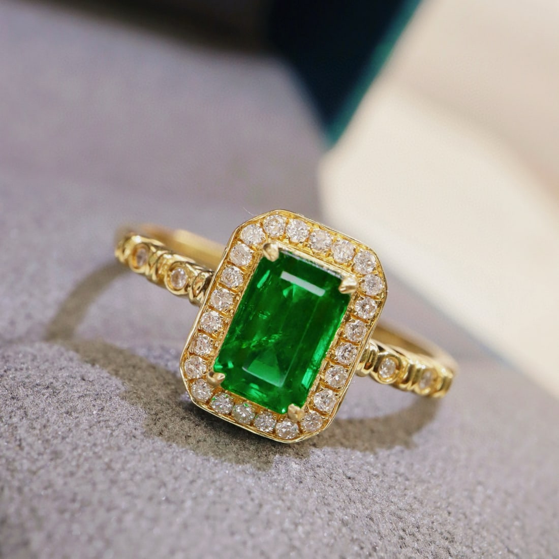 14k Gold 0.82 Ctw Vivid Green Natural Emerald & Diamond Ring - 5