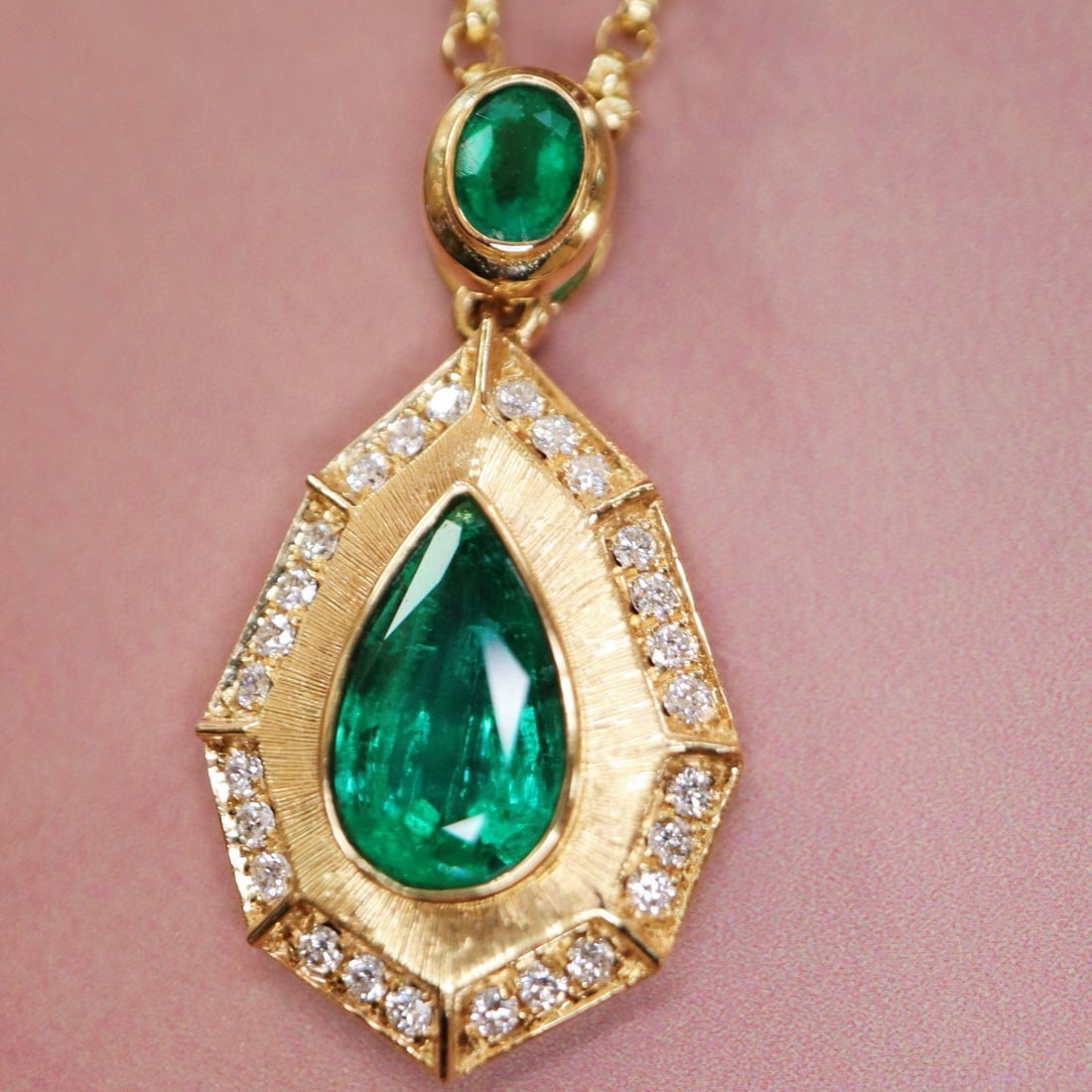 14k Gold 1.09 Ctw Vivid Green Natural Emerald & Diamond Pendant( Without Chain ): Ref:231002116 // gold content:14k gold // main gemstone:emerald // shape:pear // carat weight:0. 93ct // color:vivid green // treatment:natural // // adjacent gemstone 2 : diamond // shape:round //