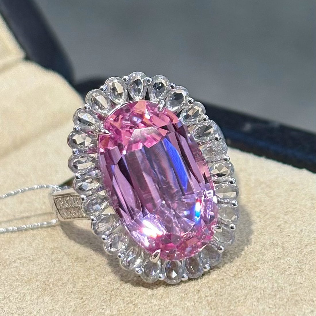 14k Gold 10.88 Ctw Natural Kunzite & Sapphire Ring: Ref:231002119 // gold content:14k gold // ring size:7. 25us // // main gemstone:kunzite // shape:oval // carat weight:9. 88ct // color:purple // treatment:natural // // adjacent gemstone 2 : sapphire