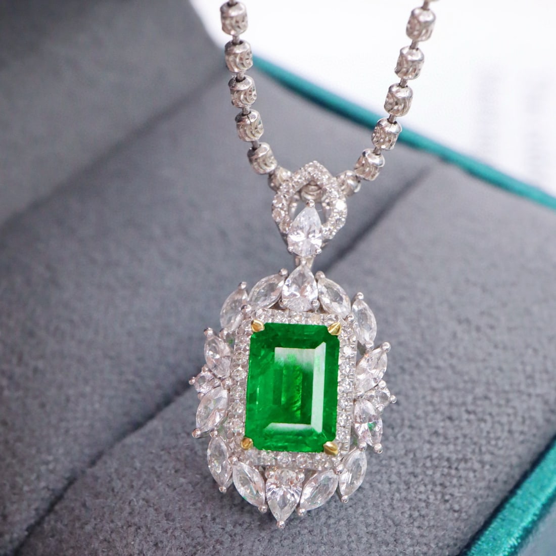 14k Gold 1.13 Ctw Vivid Green Natural Emerald & Diamond Pendant( Without Chain ): Ref:231002146 // gold content:14k gold // main gemstone:emerald // shape:octagonal // carat weight:1. 02ct // color:vivid green // treatment:natural // // adjacent gemstone 2 : diamond // shape:round 