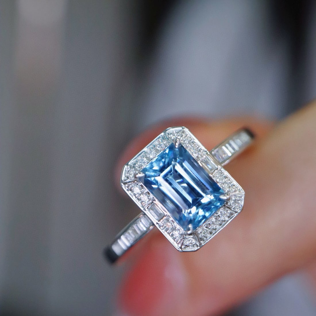 14k Gold 1.19 Ctw Natural Aquamarine & Diamond Ring: Ref:231002151 // gold content:14k gold // ring size:7. 25us // // main gemstone:aquamarine // shape:octagonal // carat weight:1. 04ct // color:santa maria color // treatment:natural // // adjacent gem