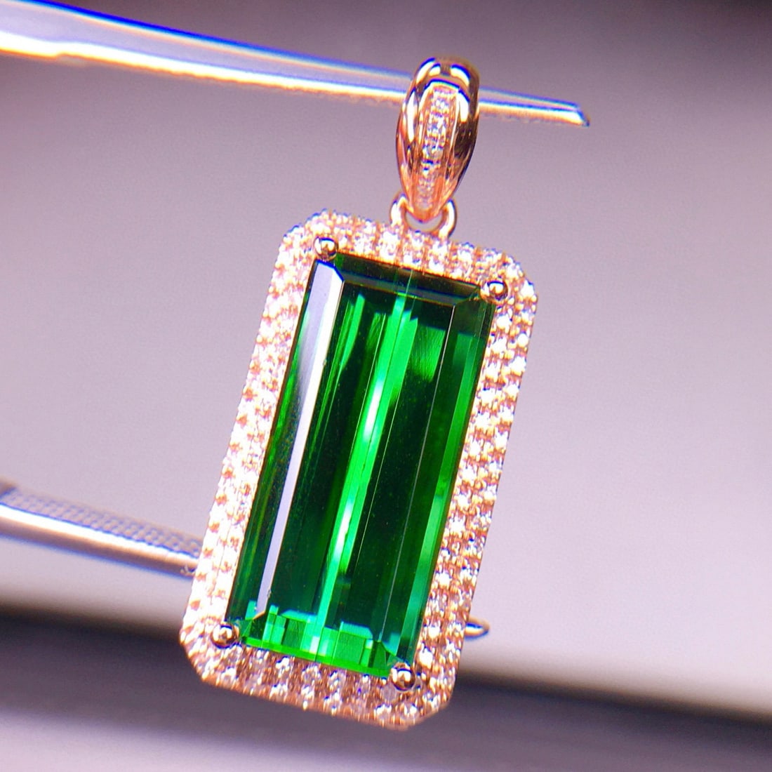 14k Gold 6.62 Ct Natural Tourmaline & Diamond Pendant( Without Chain ): Ref:231002154 // gold content:14k gold // main gemstone:tourmaline // shape:octagonal // carat weight:6. 62ct // color:green // treatment:natural // // adjacent gemstone 2 : diamond // shape:round // 
