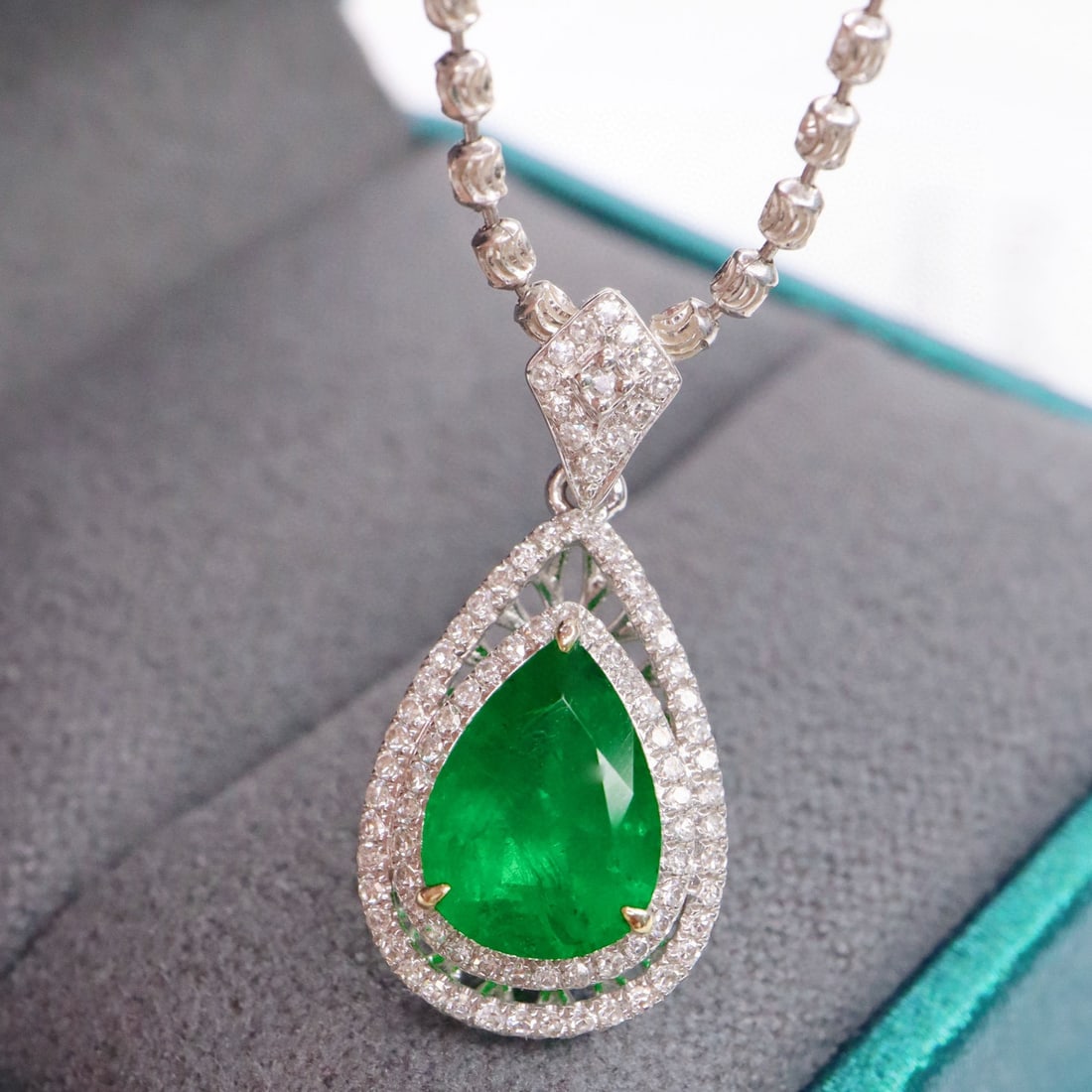 14k Gold 2.12 Ctw Vivid Green Natural Emerald & Diamond Pendant( Without Chain ): Ref:231002178 // gold content:14k gold // main gemstone:emerald // shape:pear // carat weight:1. 86ct // color:vivid green // treatment:natural // // adjacent gemstone 2 : diamond // shape:round //