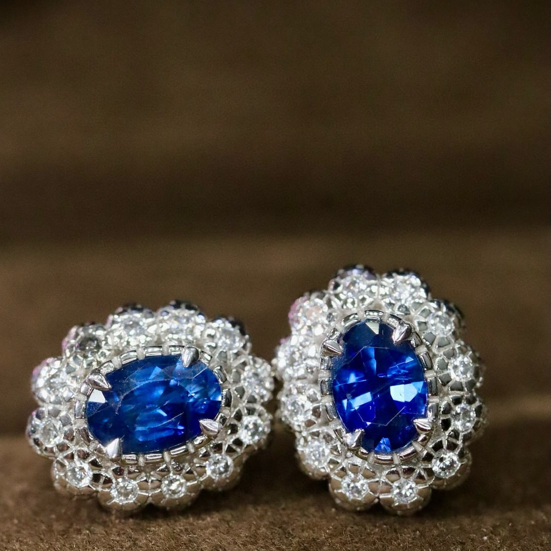 14k Gold 1.24 Ctw Natural Sapphire & Diamond Earrings: Ref:231002184 // gold content:14k gold // main gemstone:sapphire // shape:oval // carat weight:1. 0ct // color:blue // treatment:natural // // adjacent gemstone 2 : diamond // shape:round // carat