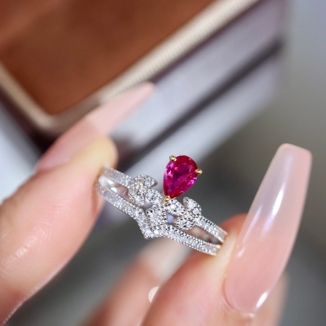 14k Gold 1.08 Ctw Natural Ruby & Diamond Ring: Ref:231002189 // gold content:14k gold // ring size:7. 25us // // main gemstone:ruby // shape:pear // carat weight:0. 8ct // color:red // treatment:natural // // adjacent gemstone 2 : diamond //