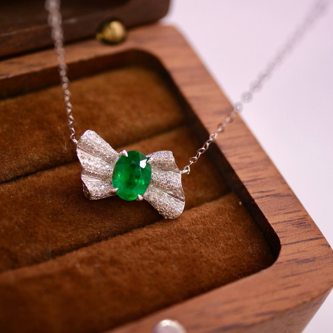 14k Gold 0.75 Ct Vivid Green Natural Emerald & Diamond Necklace: Ref:231002191 // gold content:14k gold // main gemstone:emerald // shape:oval // carat weight:0. 75ct // color:vivid green // treatment:natural // // adjacent gemstone 2 : diamond // shape:round //
