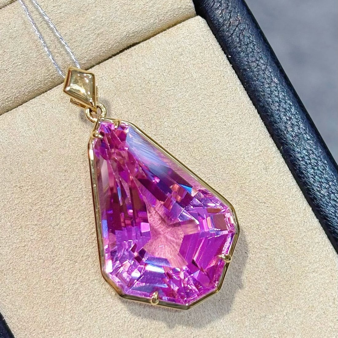 14k Gold 36.71 Ct Natural Kunzite Pendant( Without Chain ): Ref:231002193 // gold content:14k gold // main gemstone:kunzite // shape:other // carat weight:36. 71ct // color:purple // treatment:natural // Condition: New Low Estimate: 7500.00 High Estimate: