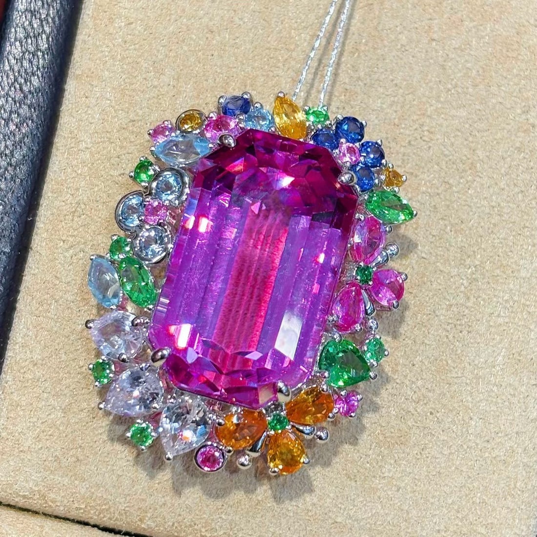 14k Gold 34.75 Ctw Natural Kunzite & Gem Pendant( Without Chain ): Ref:231002196 // gold content:14k gold // main gemstone:kunzite // shape:octagonal // carat weight:29. 8ct // color:purple // treatment:natural // // adjacent gemstone 2 : gem // shape:multiply //
