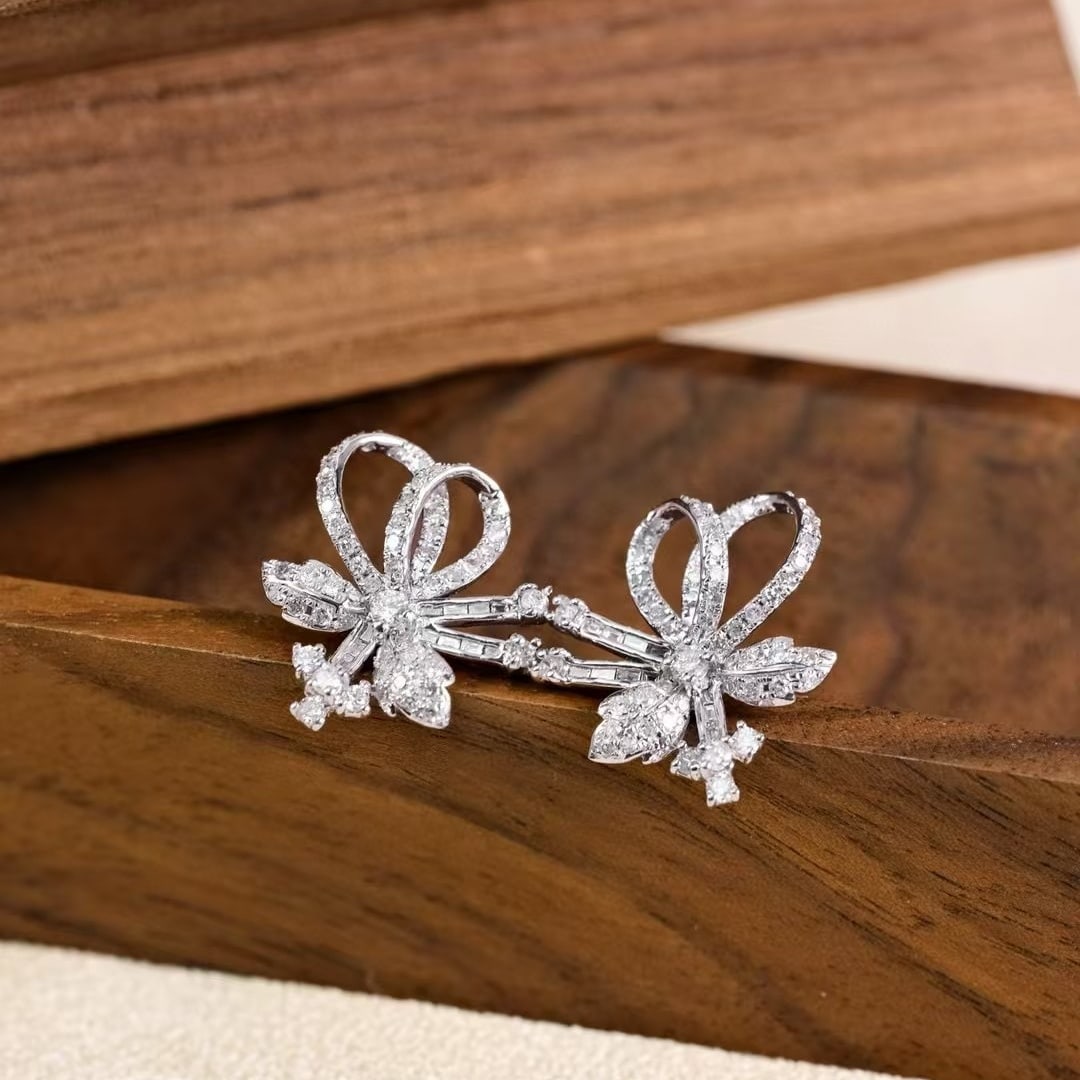 14k Gold 0.96 Ct Natural H Diamond Earrings: Ref:231002198 // gold content:14k gold // main gemstone:diamond // shape:multiply // carat weight:0. 96ct // clarity grade:vs-si // color:h // treatment:natural // Condition: New Low Estimate: