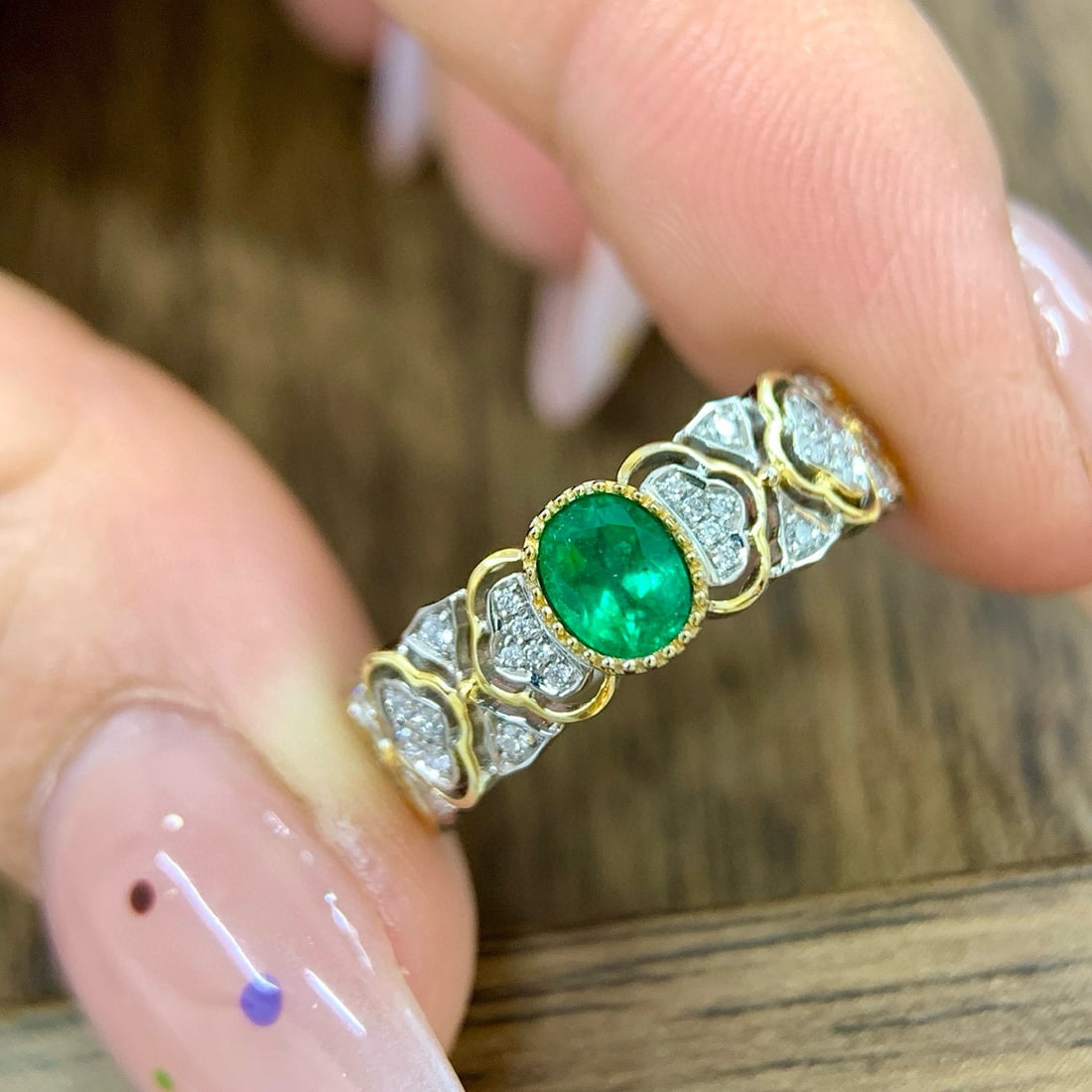 14k Gold 0.50 Ctw Vivid Green Natural Emerald & Diamond Ring: Ref:231002210 // gold content:14k gold // ring size:7. 25us // // main gemstone:emerald // shape:oval // carat weight:0. 37ct // color:vivid green // treatment:natural // // adjacent gemstone 2 :