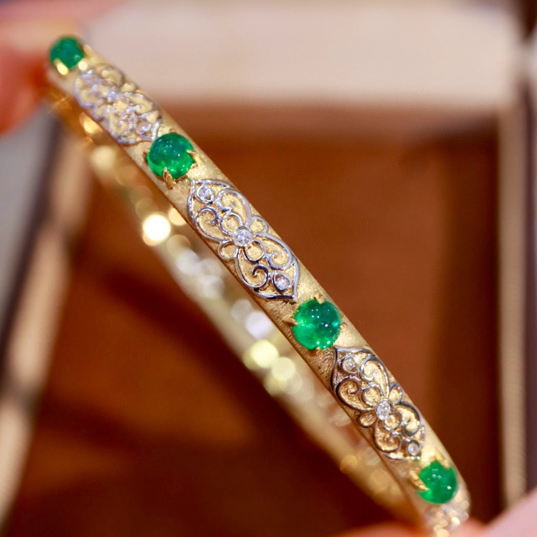 14k Gold 2.40 Ctw Vivid Green Natural Emerald & Diamond Bangle: Ref:231002211 // gold content:14k gold // main gemstone:emerald // shape:round // carat weight:2. 24ct // color:vivid green // treatment:natural // cut grade:g // // adjacent gemstone 2 : diamond //