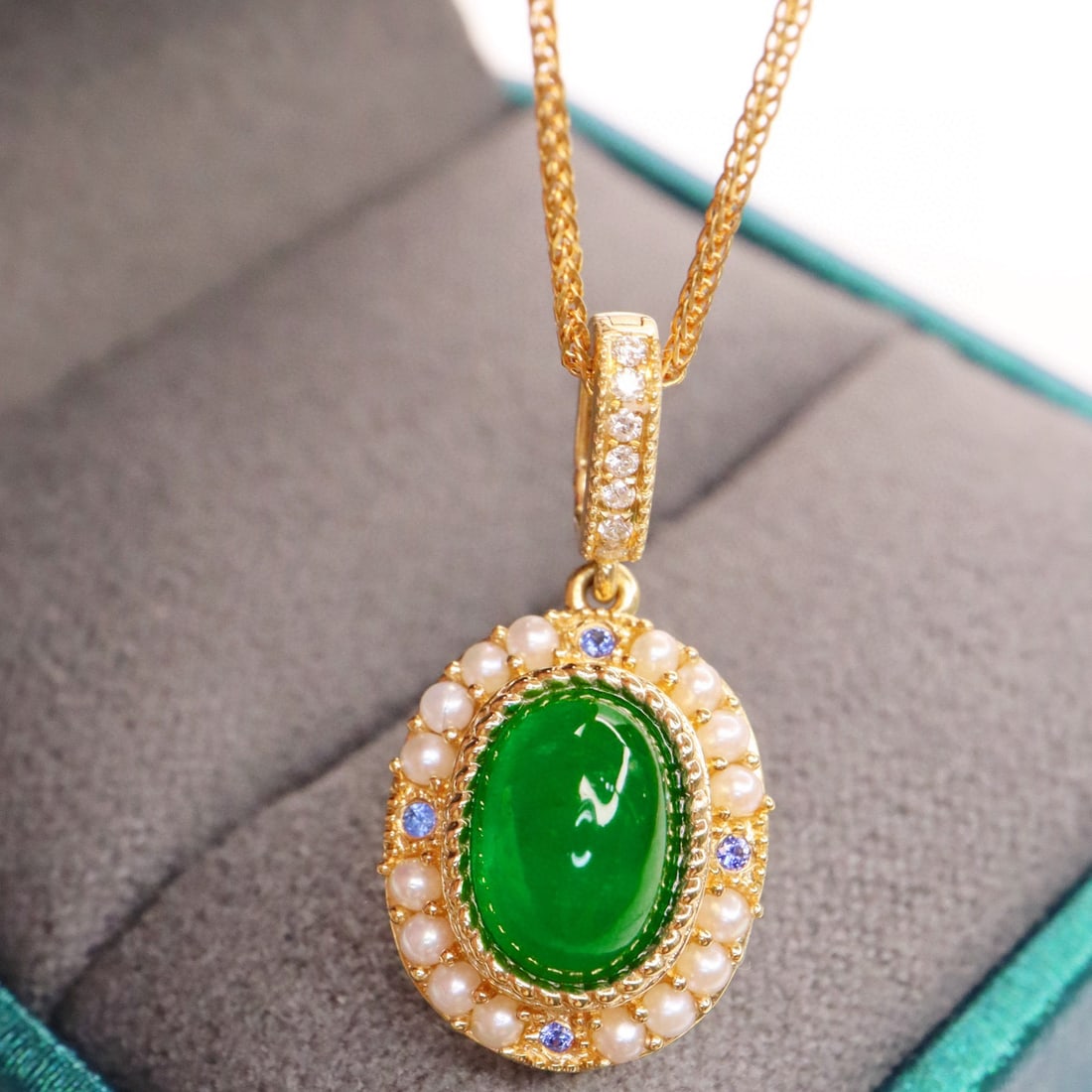 14k Gold 1.97 Ctw Vivid Green Natural Emerald & Diamond Pendant( Without Chain ): Ref:231002212 // gold content:14k gold // main gemstone:emerald // shape:oval // carat weight:1. 92ct // color:vivid green // treatment:natural // // adjacent gemstone 2 : diamond // shape:round //