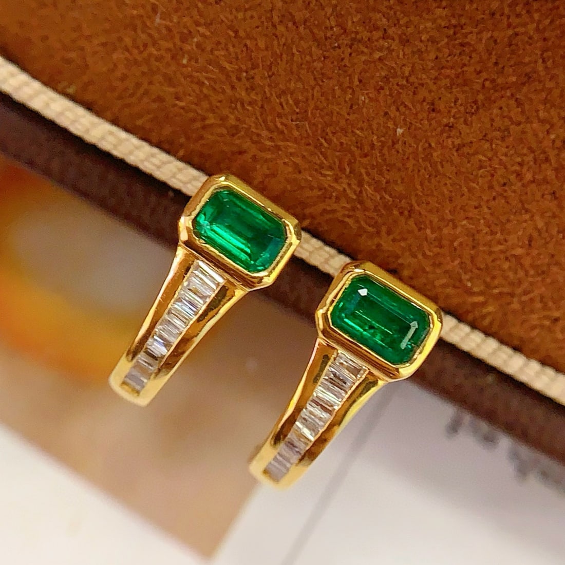 14k Gold 0.7 Ct Vivid Green Natural Emerald & Diamond Earrings: Ref:231002213 // gold content:14k gold // main gemstone:emerald // shape:octagonal // carat weight:0. 7ct // color:vivid green // treatment:natural // // adjacent gemstone 2 : diamond // number of