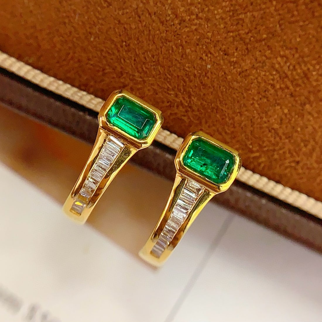 14k Gold 0.7 Ct Vivid Green Natural Emerald & Diamond Earrings - 3