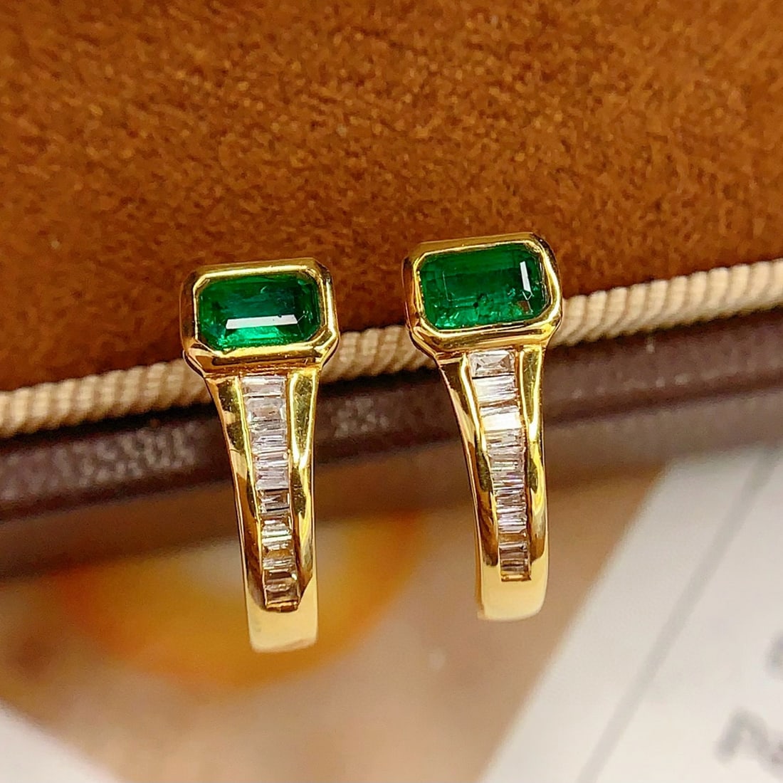 14k Gold 0.7 Ct Vivid Green Natural Emerald & Diamond Earrings - 7