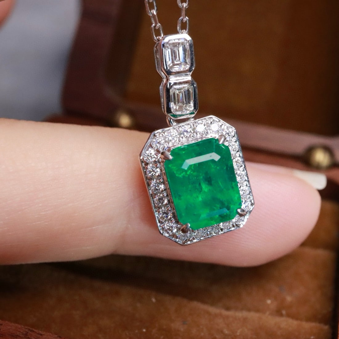 14k Gold 2.55 Ctw Vivid Green Natural Emerald & Diamond Pendant( Without Chain ): Ref:231002215 // gold content:14k gold // main gemstone:emerald // shape:octagonal // carat weight:2. 15ct // color:vivid green // treatment:natural // // adjacent gemstone 2 : diamond //