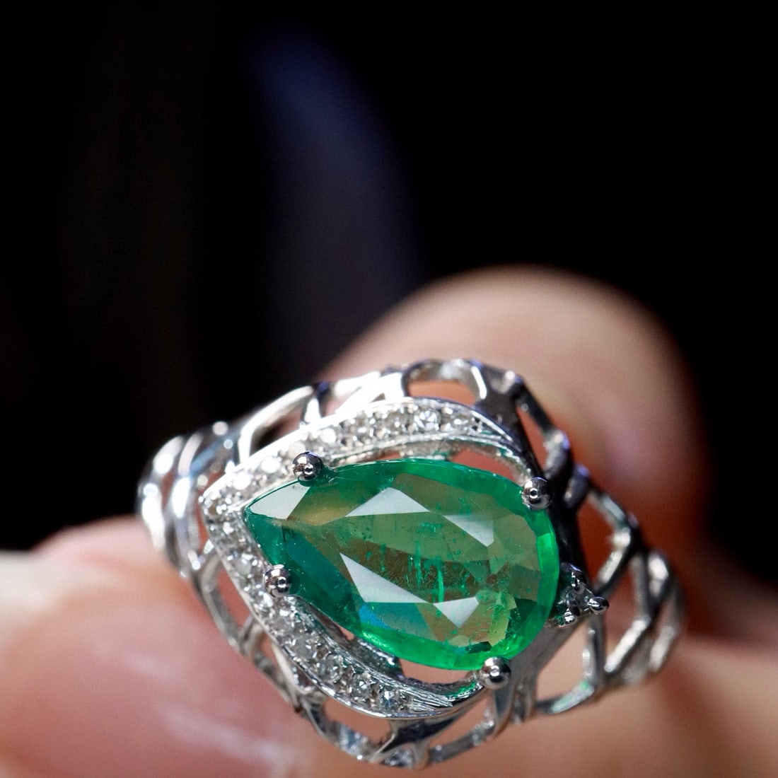 14k Gold 1 Ct Natural Emerald & Diamond Ring: Ref:231002235 // gold content:14k gold // ring size:7. 25us // // main gemstone:emerald // shape:pear // carat weight:1ct // color:green // treatment:natural // // adjacent gemstone 2 : diamond //