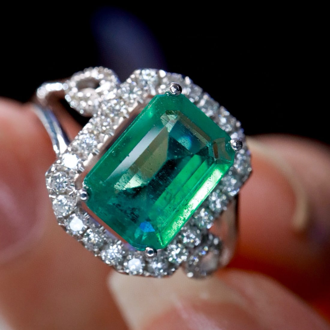 14k Gold 1.6 Ct Natural Emerald & Diamond Ring: Ref:231002236 // gold content:14k gold // ring size:7. 25us // // main gemstone:emerald // shape:octagonal // carat weight:1. 6ct // color:green // treatment:natural // // adjacent gemstone 2 : diamon