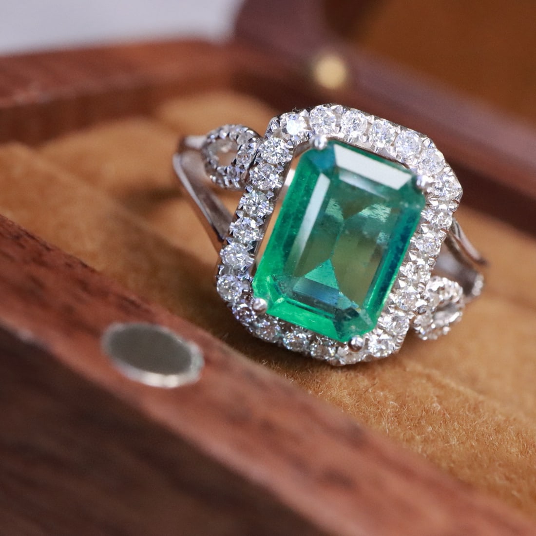 14k Gold 1.6 Ct Natural Emerald & Diamond Ring - 3