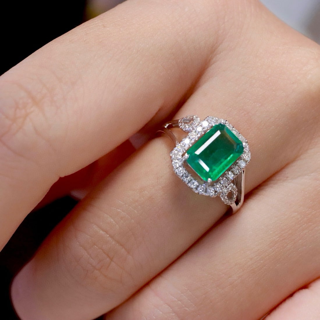 14k Gold 1.6 Ct Natural Emerald & Diamond Ring - 4