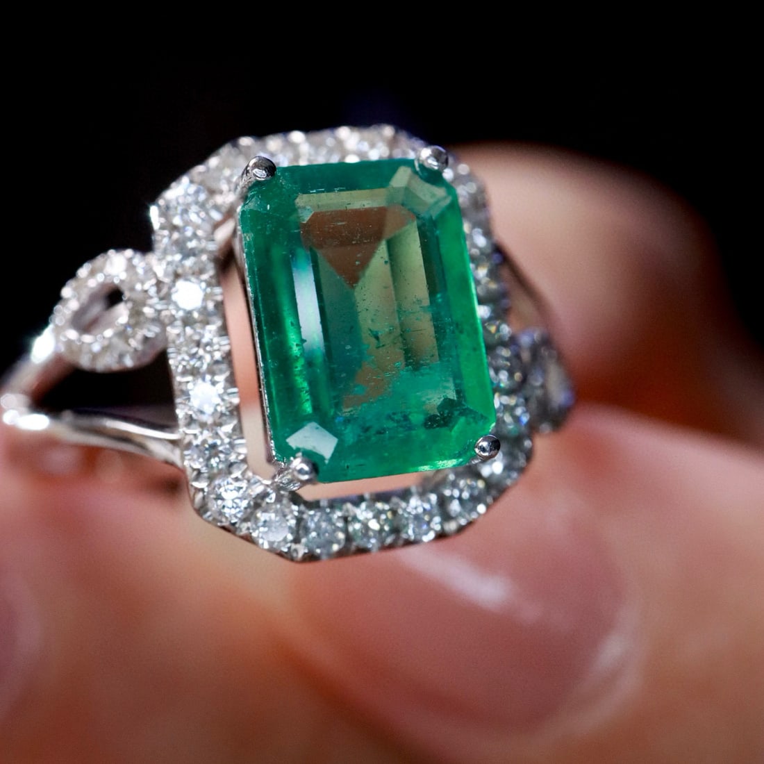 14k Gold 1.6 Ct Natural Emerald & Diamond Ring - 6
