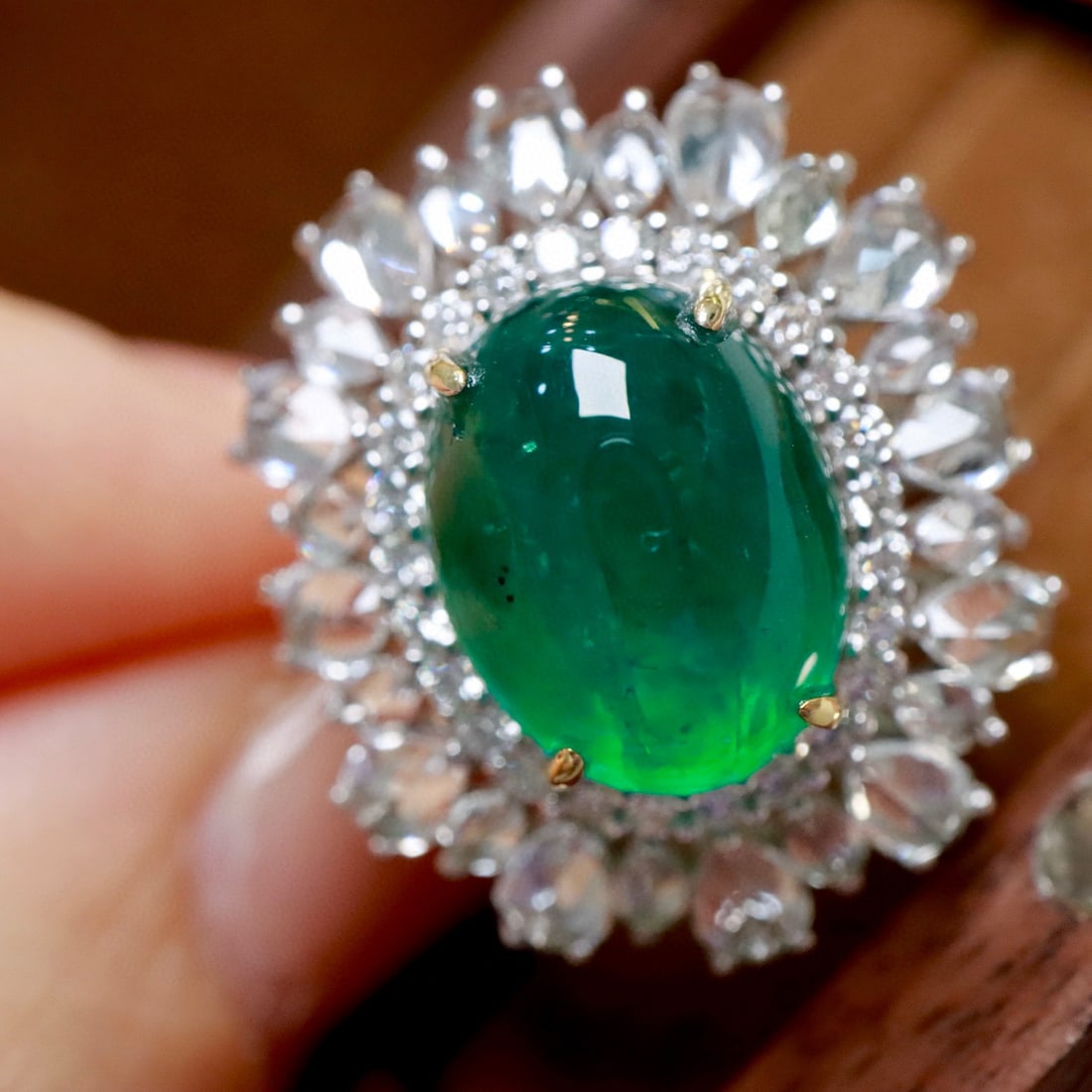 14k Gold 10.34 Ctw Vivid Green Natural Emerald & Sapphire Ring: Ref:231002251 // gold content:14k gold // ring size:7. 25us // // main gemstone:emerald // shape:oval // carat weight:7. 1ct // color:vivid green // treatment:natural // // adjacent gemstone 2 :