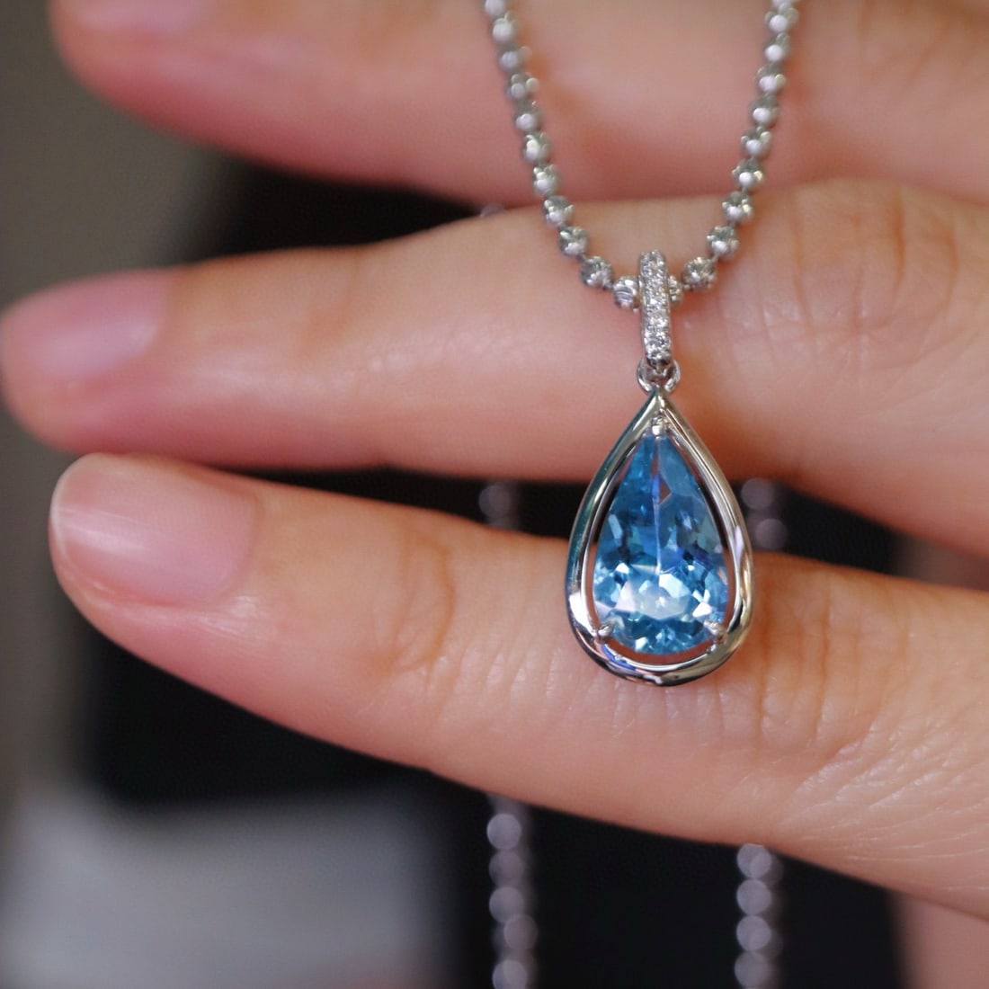 14k Gold 1.25 Ct Natural Aquamarine & Diamond Pendant( Without Chain ): Ref:231002259 // gold content:14k gold // main gemstone:aquamarine // shape:pear // carat weight:1. 25ct // color:santa maria color // treatment:natural // // adjacent gemstone 2 : diamond //