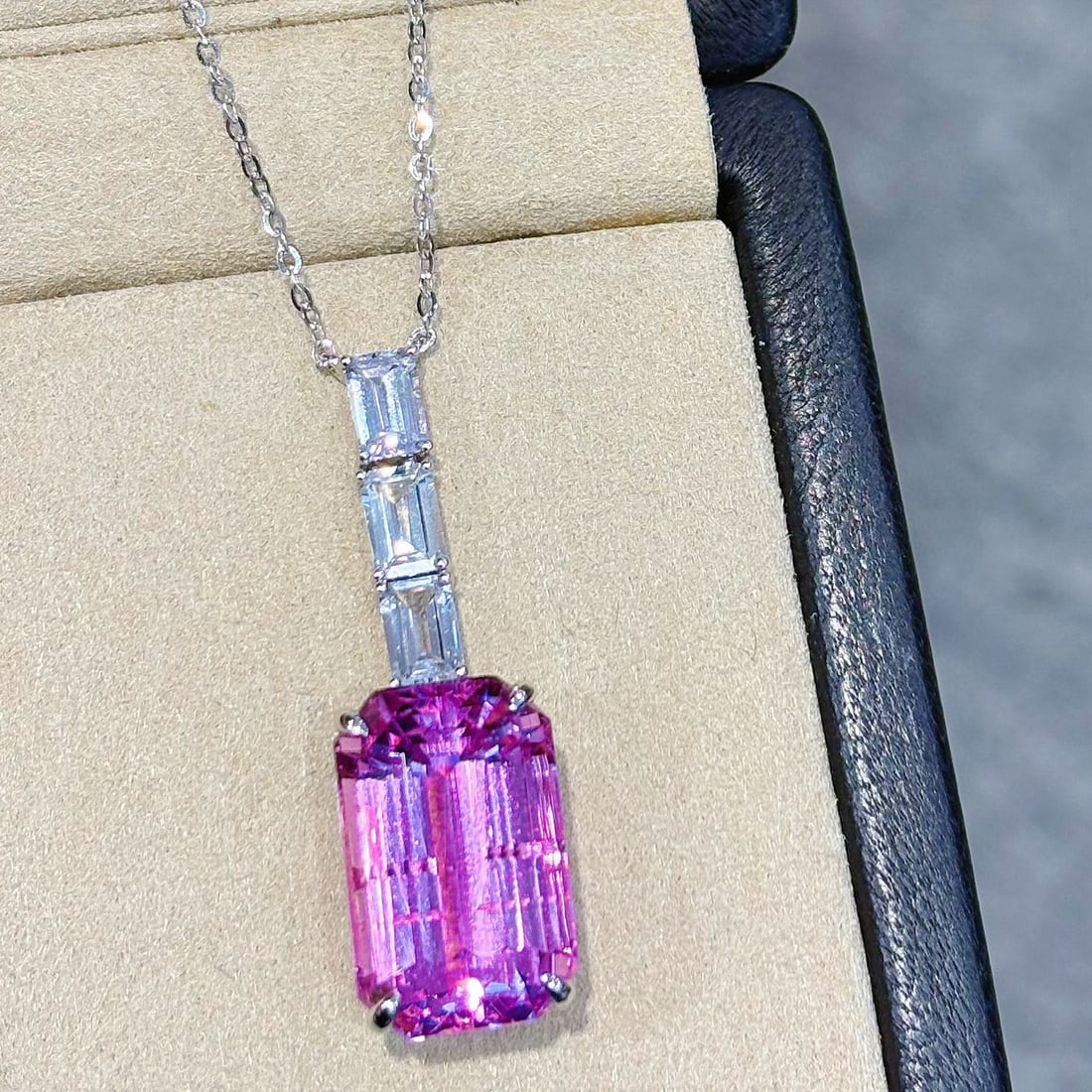 14k Gold 18.43 Ctw Natural Kunzite & Sapphire Pendant( Without Chain ): Ref:231002264 // gold content:14k gold // main gemstone:kunzite // shape:octagonal // carat weight:16. 75ct // color:purple // treatment:natural // // adjacent gemstone 2 : sapphire // shape:baguette