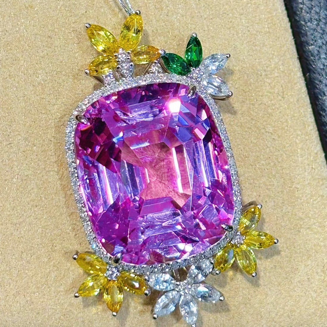 14k Gold 34.86 Ctw Natural Kunzite & Diamond Pendant( Without Chain ): Ref:231002265 // gold content:14k gold // main gemstone:kunzite // shape:cushion // carat weight:34. 5ct // color:purple // treatment:natural // // adjacent gemstone 2 : diamond // shape:round //