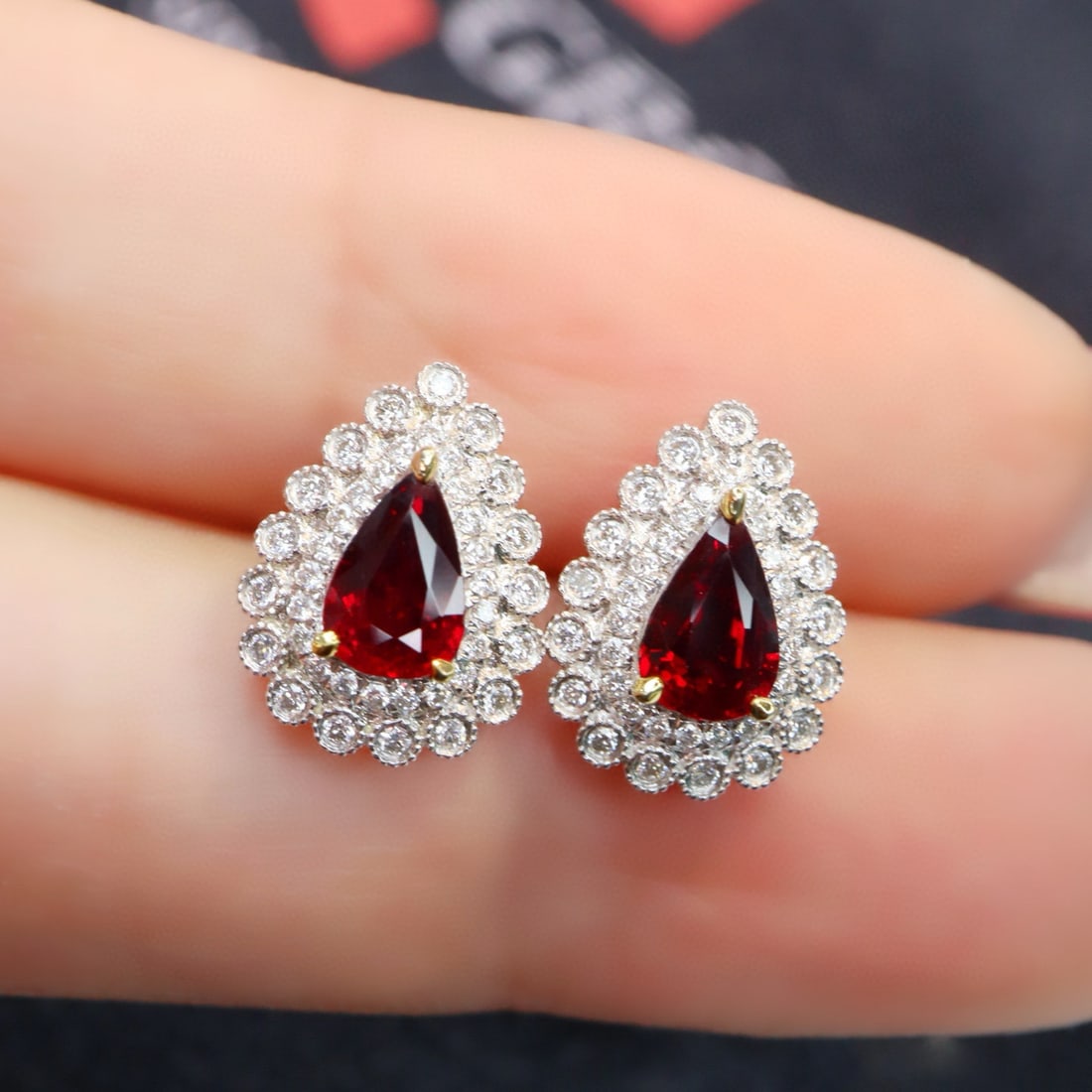 14k Gold 1.11 Ctw Natural Ruby & Diamond Earrings: Ref:231002277 // gold content:14k gold // main gemstone:ruby // shape:pear // carat weight:0. 81ct // color:pigeonblood red // treatment:natural // // adjacent gemstone 2 : diamond // shape:round //
