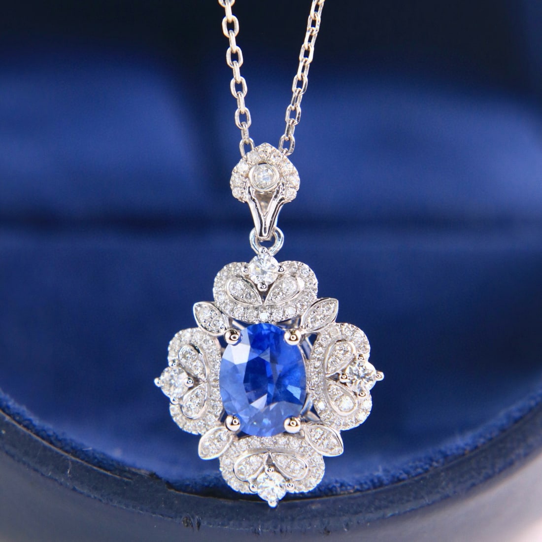 14k Gold 2.04 Ctw Natural Sapphire & Diamond Pendant( Without Chain ): Ref:231002282 // gold content:14k gold // main gemstone:sapphire // shape:oval // carat weight:1. 57ct // color:cornflower blue // treatment:natural // // adjacent gemstone 2 : diamond // shape:round